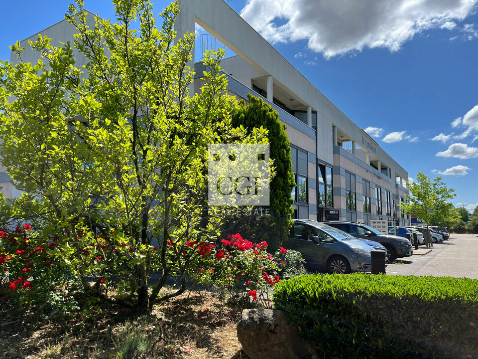 Local commercial 657 m² · à St Quentin Fallavier · 657 m² · 6 031 €/mois