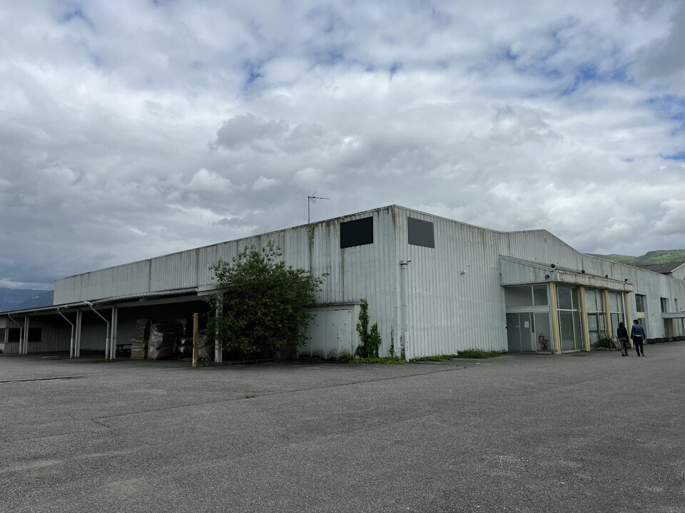 Local commercial 2700 m² · à St Sauveur · 2 700 m² · 943 000 €