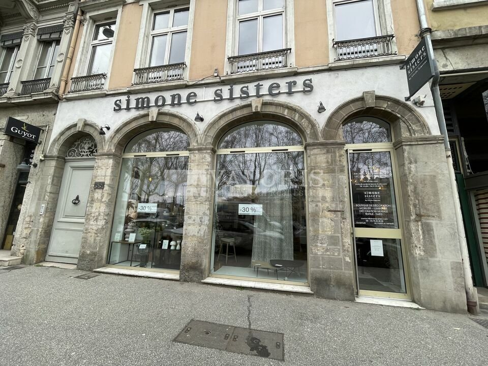Local commercial 323 m² · à Lyon 02 · 323 m² · 7 950 €/mois