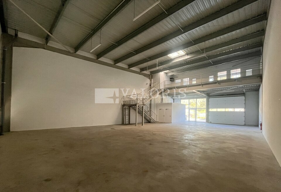 Local commercial 720 m² · à La Ciotat · 720 m² · 8 850 €/mois