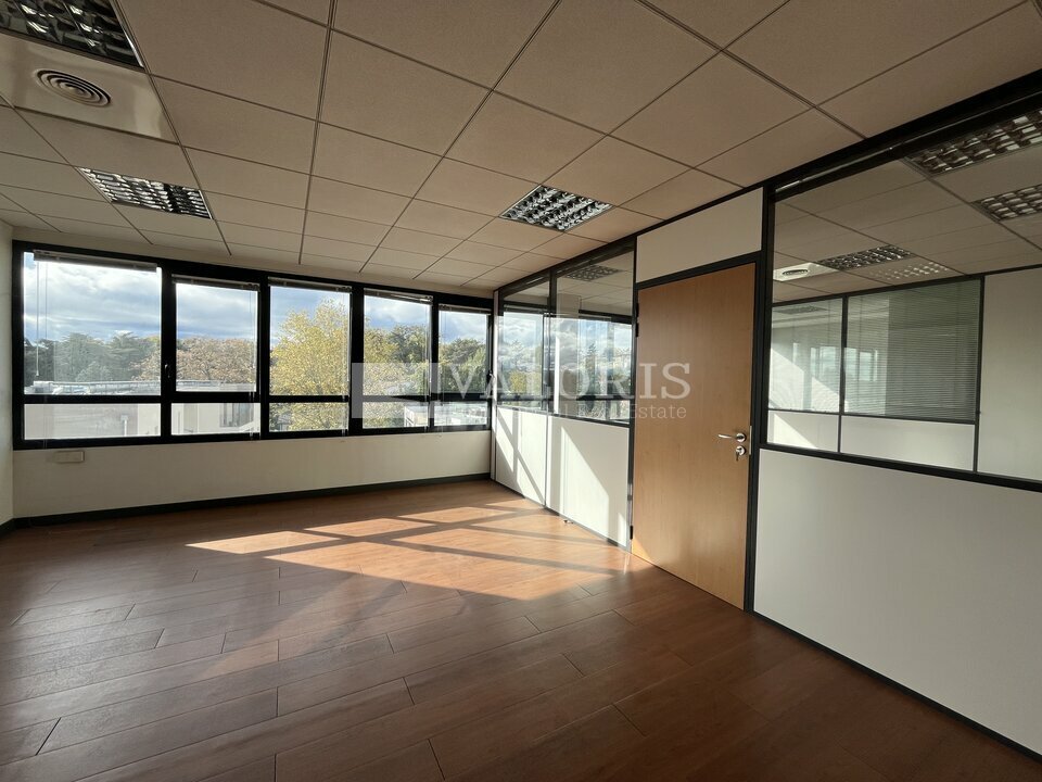 Local commercial 899 m² · à Écully · 899 m² · 11 852 €/mois