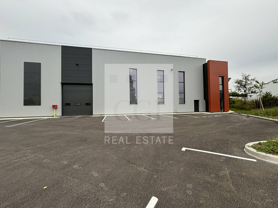Local commercial 677 m² · à St Quentin Fallavier · 677 m² · 1 229 262 €
