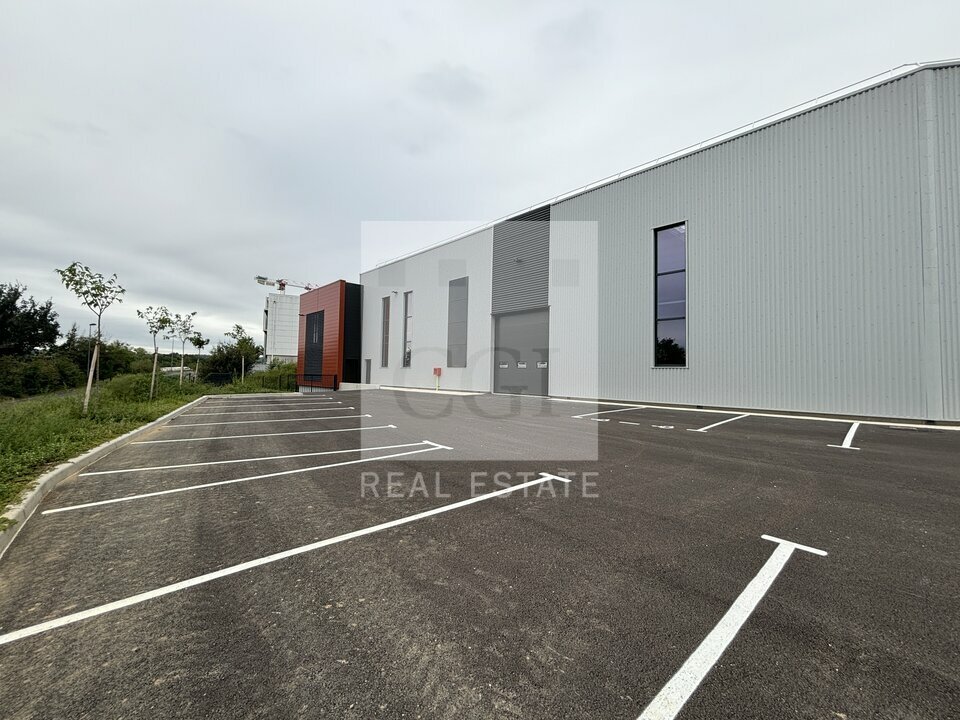Local commercial 677 m² · à St Quentin Fallavier · 677 m² · 6 333 €/mois