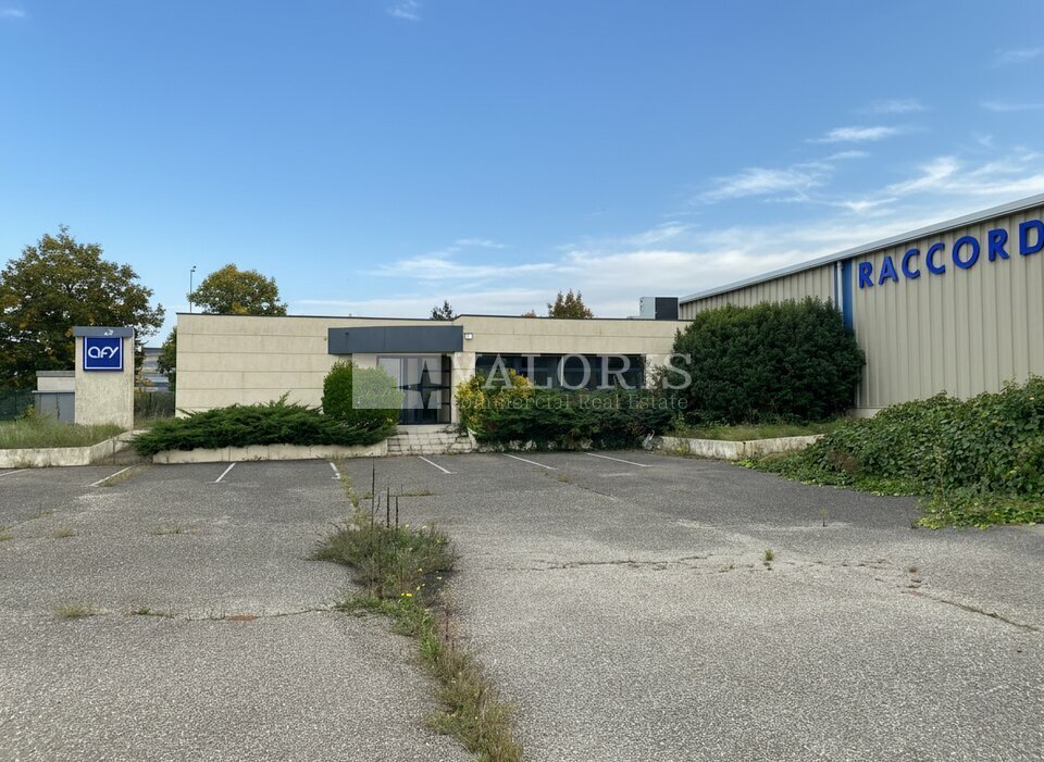Local commercial 2927 m² · à St Quentin Fallavier · 2 927 m² · 2 625 000 €