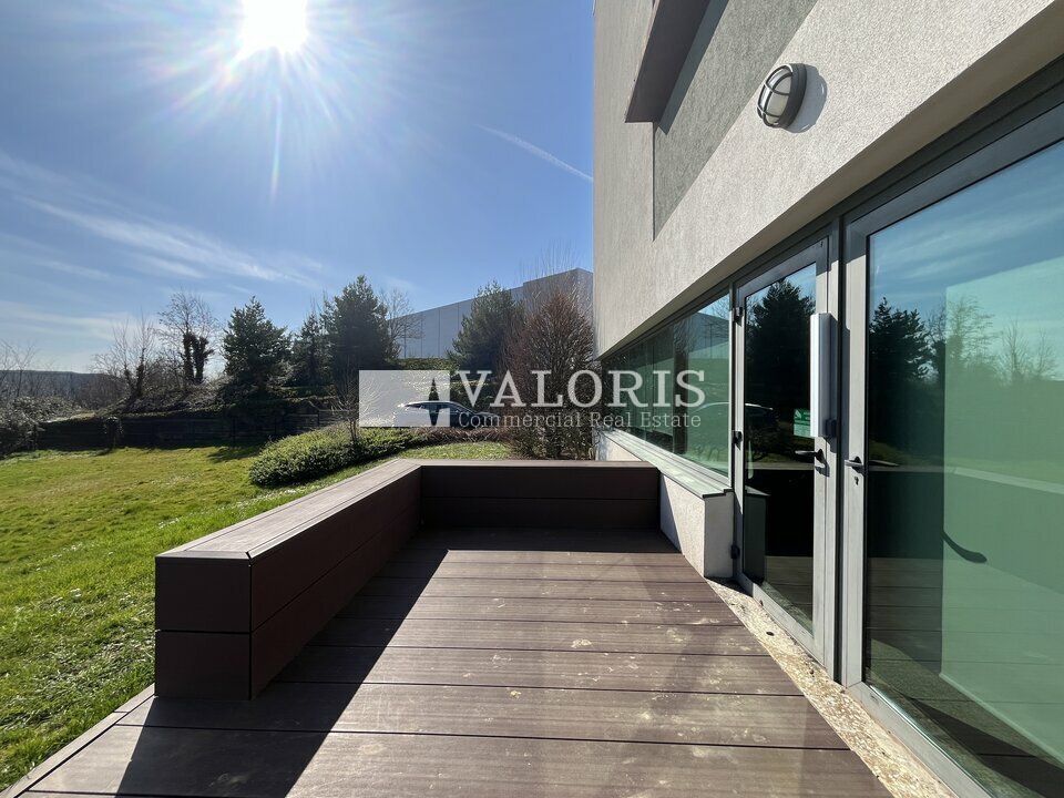 Local commercial 334 m² · à Champagne-au-Mont-d'Or · 334 m² · 4 327 €/mois