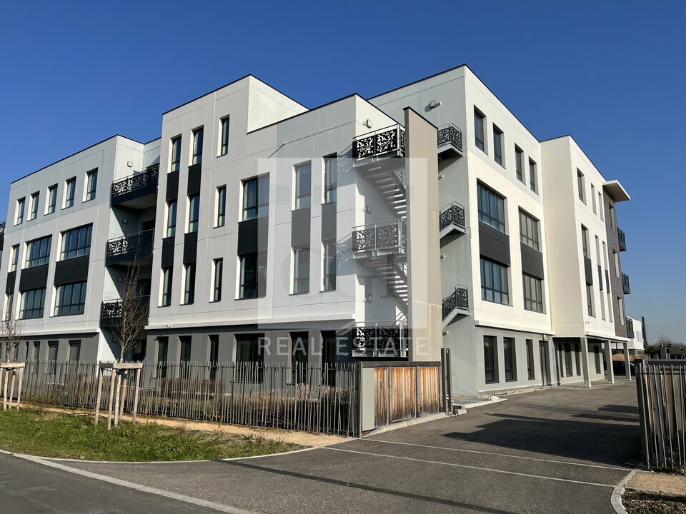 Local commercial 1054 m² · à Genas · 1 054 m² · 14 141 €/mois