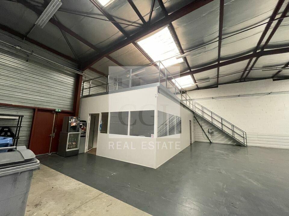 Local commercial 350 m² · à Fontaine · 350 m² · 2 650 €/mois