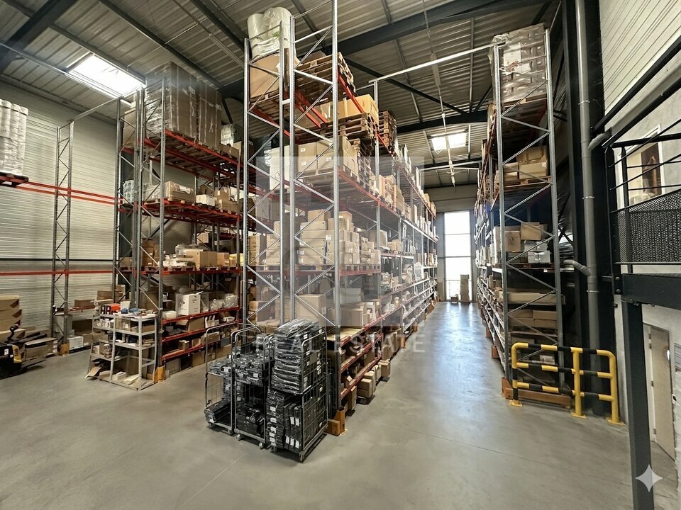 Local commercial 700 m² · à Le Versoud · 700 m² · 1 155 000 €