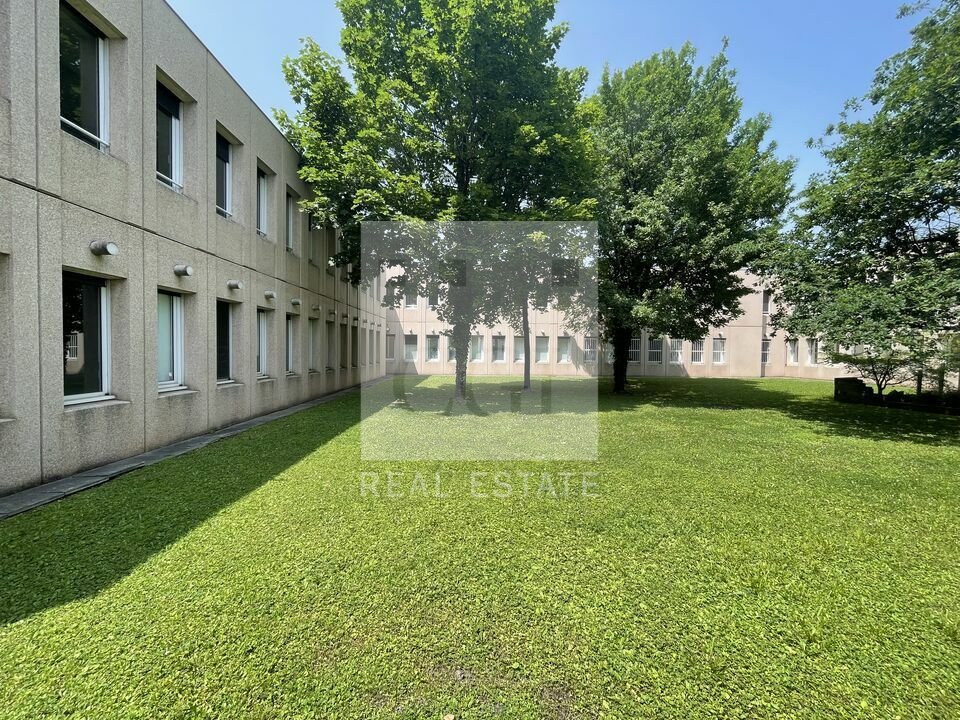 Local commercial 303 m² · à Meylan · 303 m² · 575 700 €