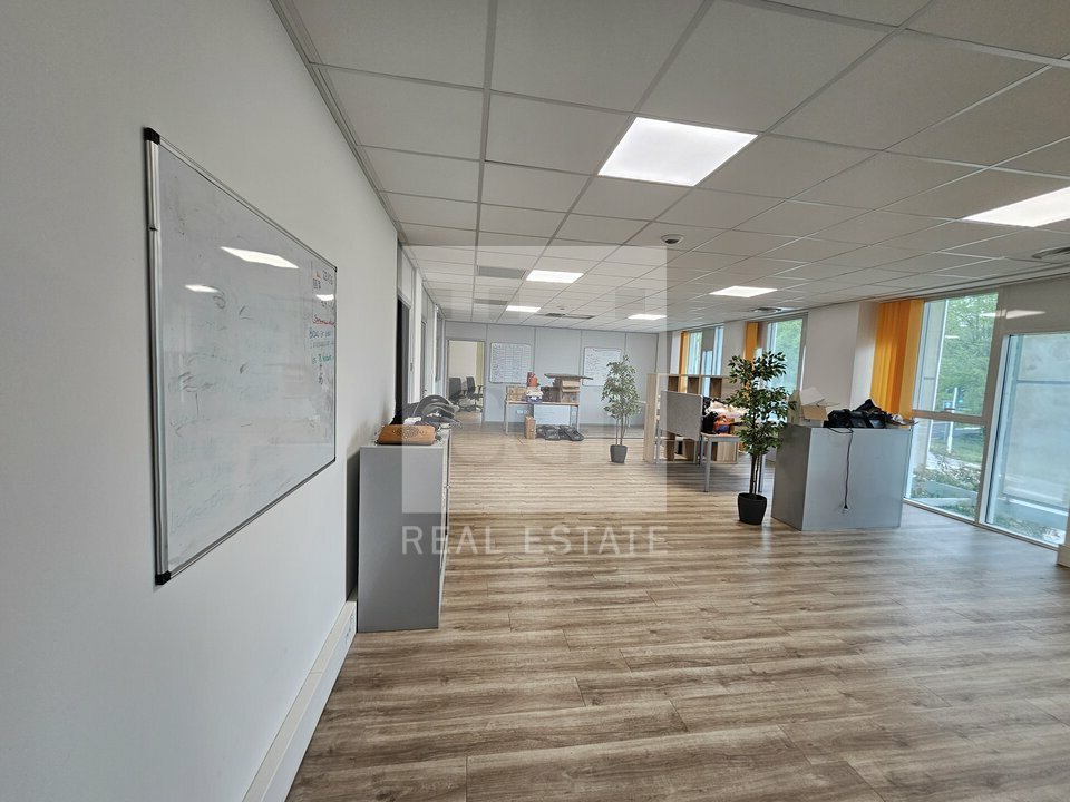 Local commercial 389 m² · à Meylan · 389 m² · 818 895 €