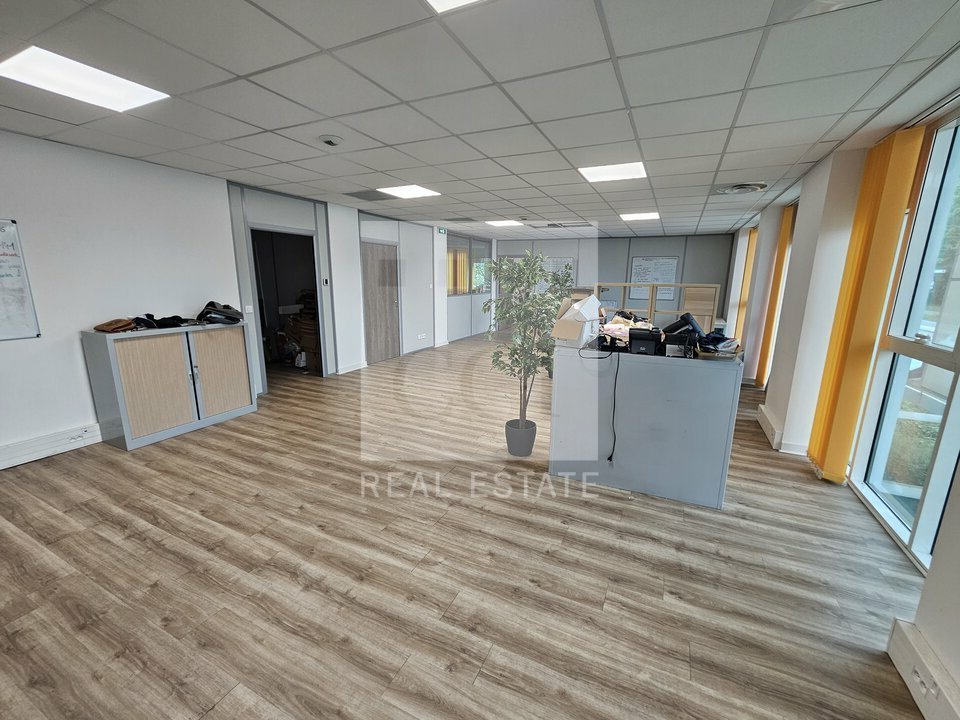 Local commercial 389 m² · à Meylan · 389 m² · 5 466 €/mois
