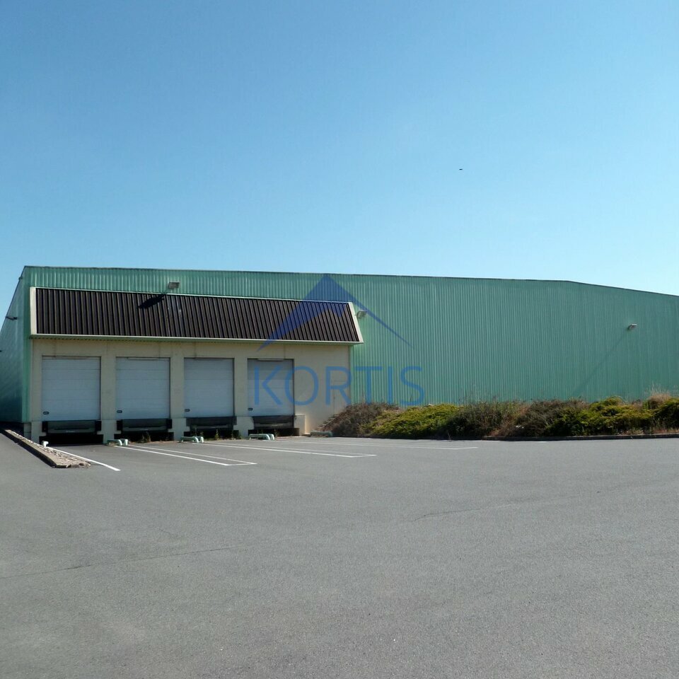 Local commercial 2200 m² · à Belleville-en-Beaujolais · 2 200 m² · 15 367 €/mois