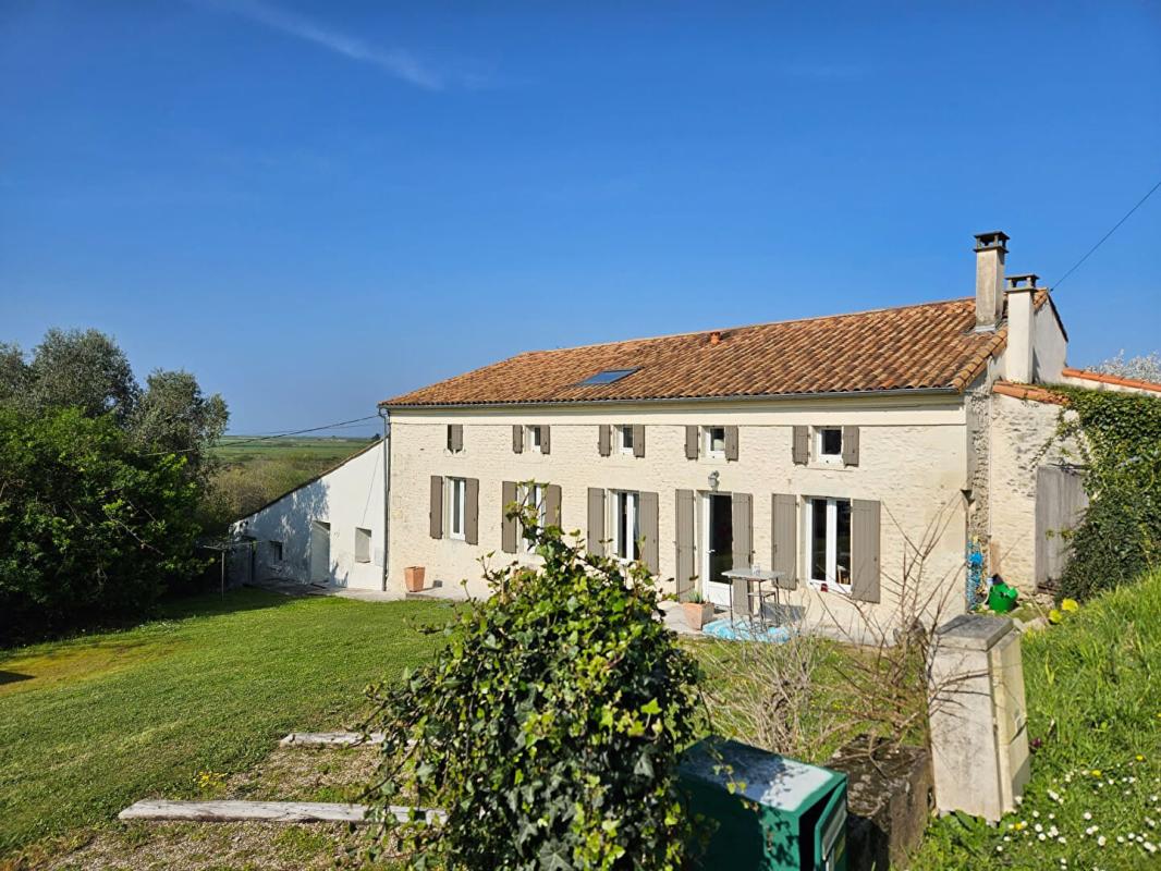 Maison 6 pièces 310 m² · à St Dizant du Gua · 310 m² · 641 700 €