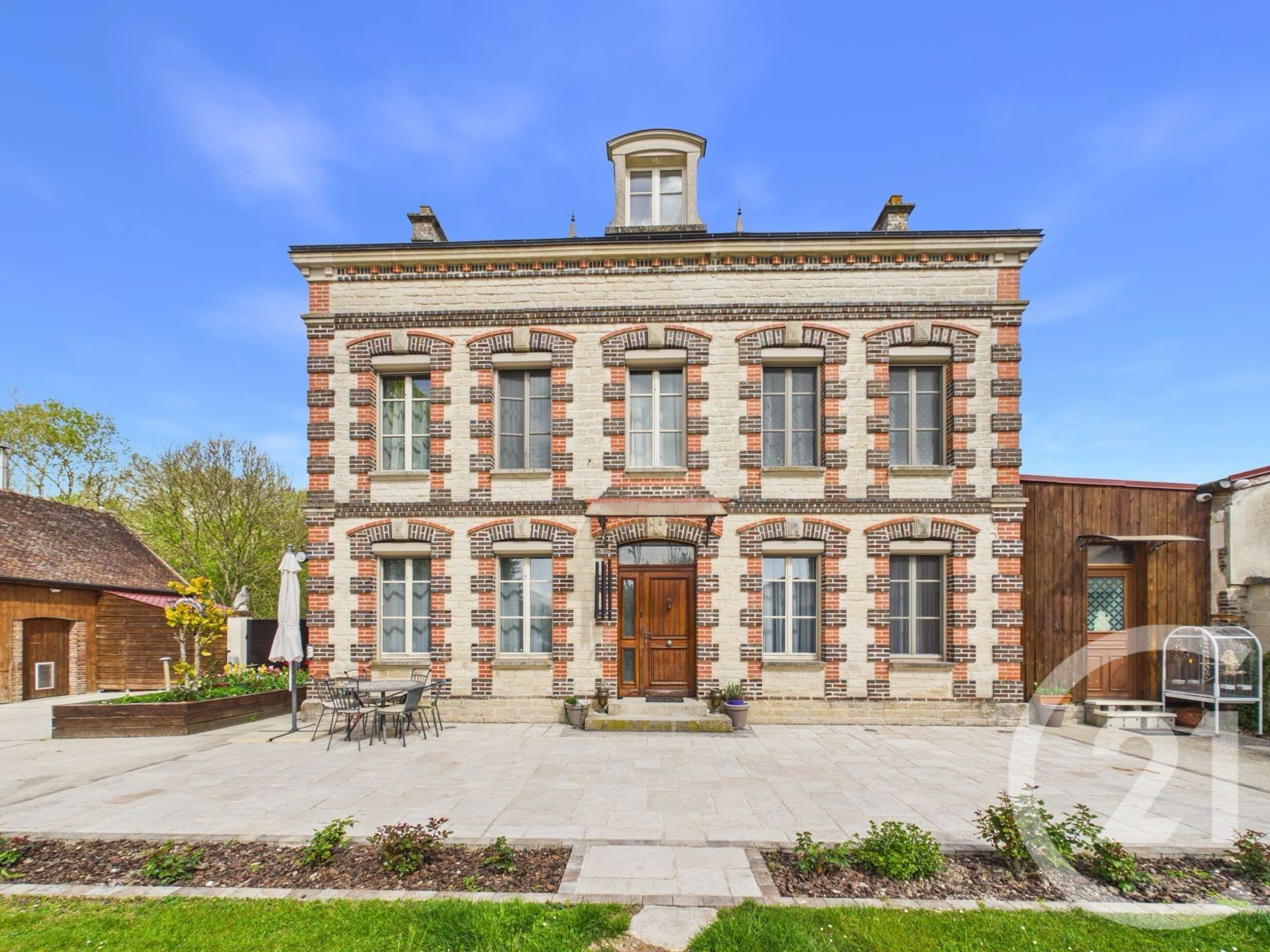Maison 9 pièces 235 m² · à Dierrey St Pierre · 235 m² · 636 000 €