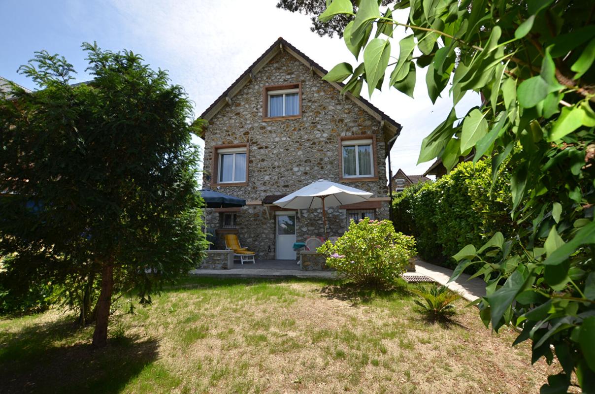 Maison 6 pièces 84 m² · à Ste Genevieve des Bois · 84 m² · 375 000 €
