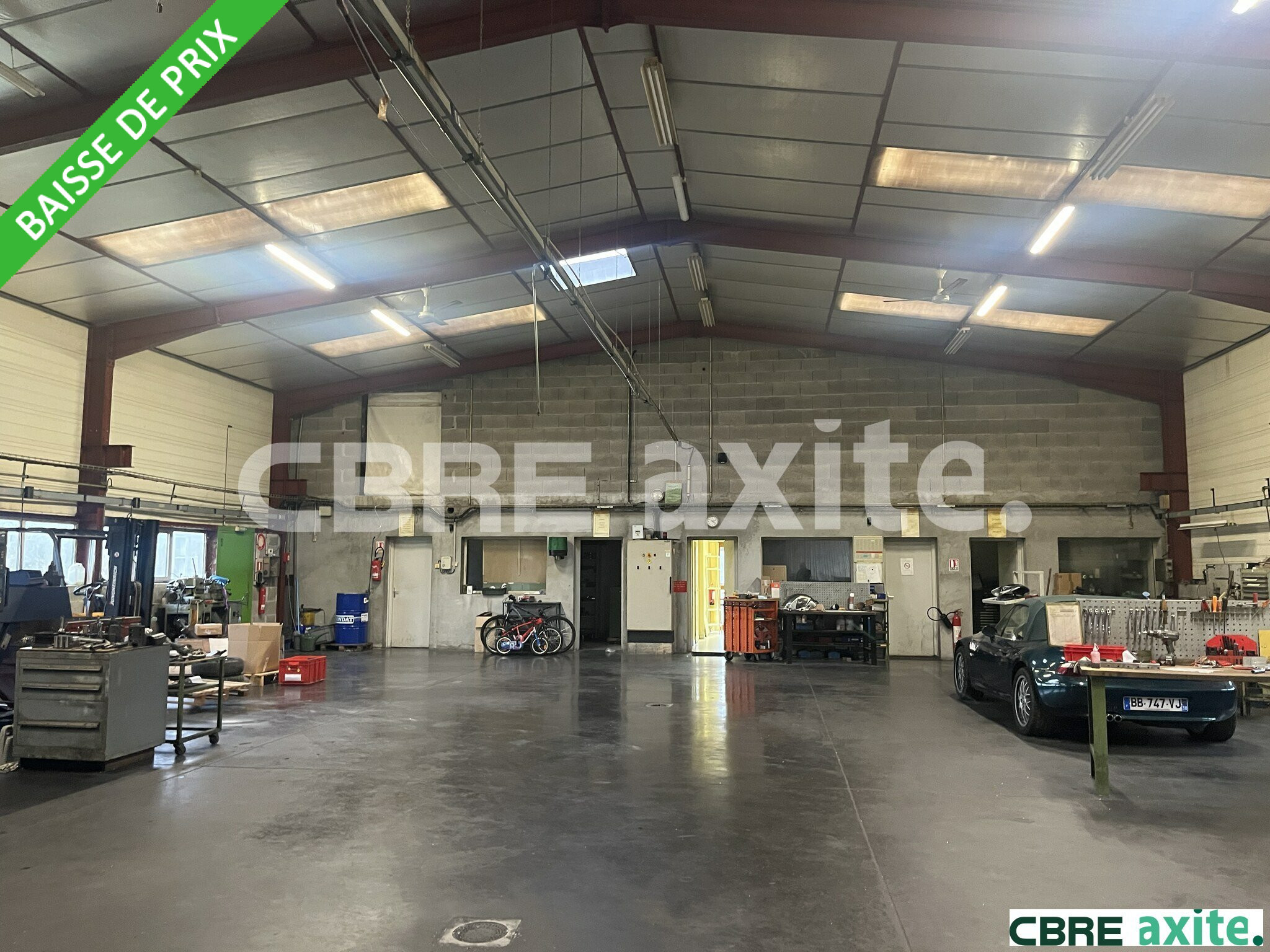 Local commercial 800 m² · à Frontonas · 800 m² · 675 000 €