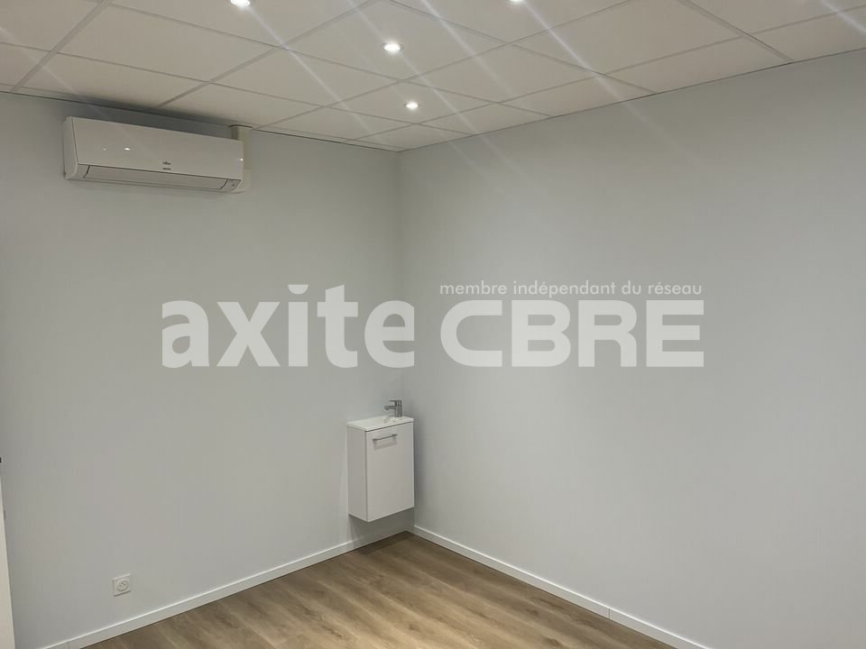 Local commercial 15 m² · à L Isle D Abeau · 15 m² · 605 €/mois