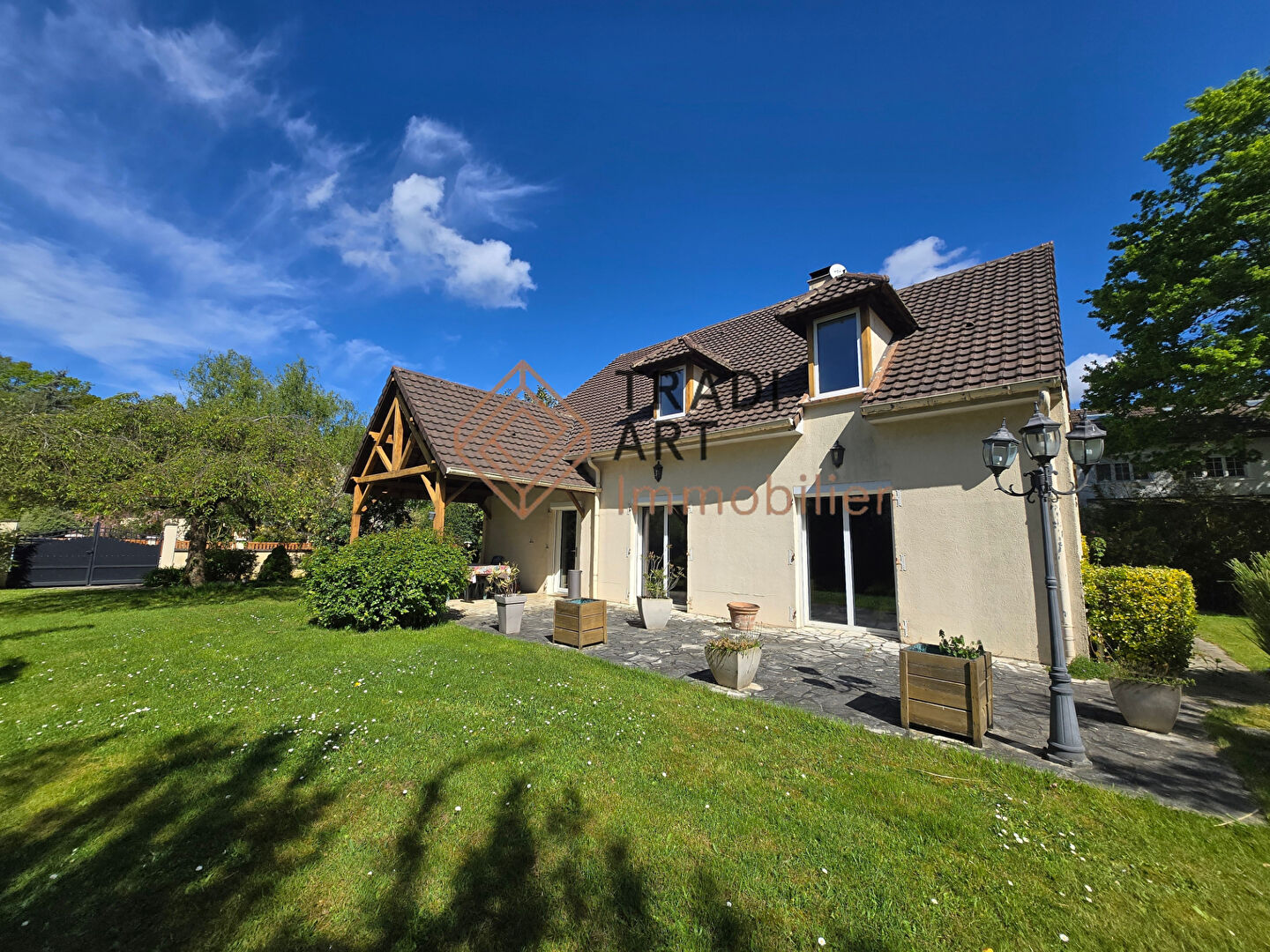 Maison 7 pièces 210 m² · à Ste Genevieve des Bois · 210 m² · 590 000 €