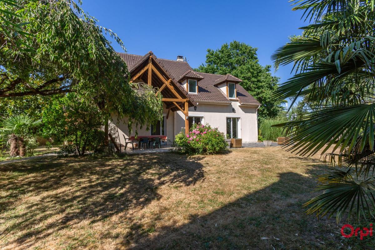 Maison 6 pièces 210 m² · à Ste Genevieve des Bois · 210 m² · 590 000 €