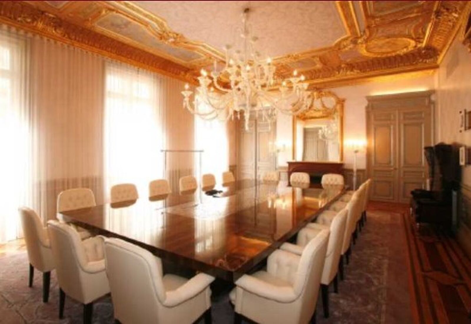 Local commercial 670 m² · à Paris 08e Arrondissement · 670 m² · 83 €/mois