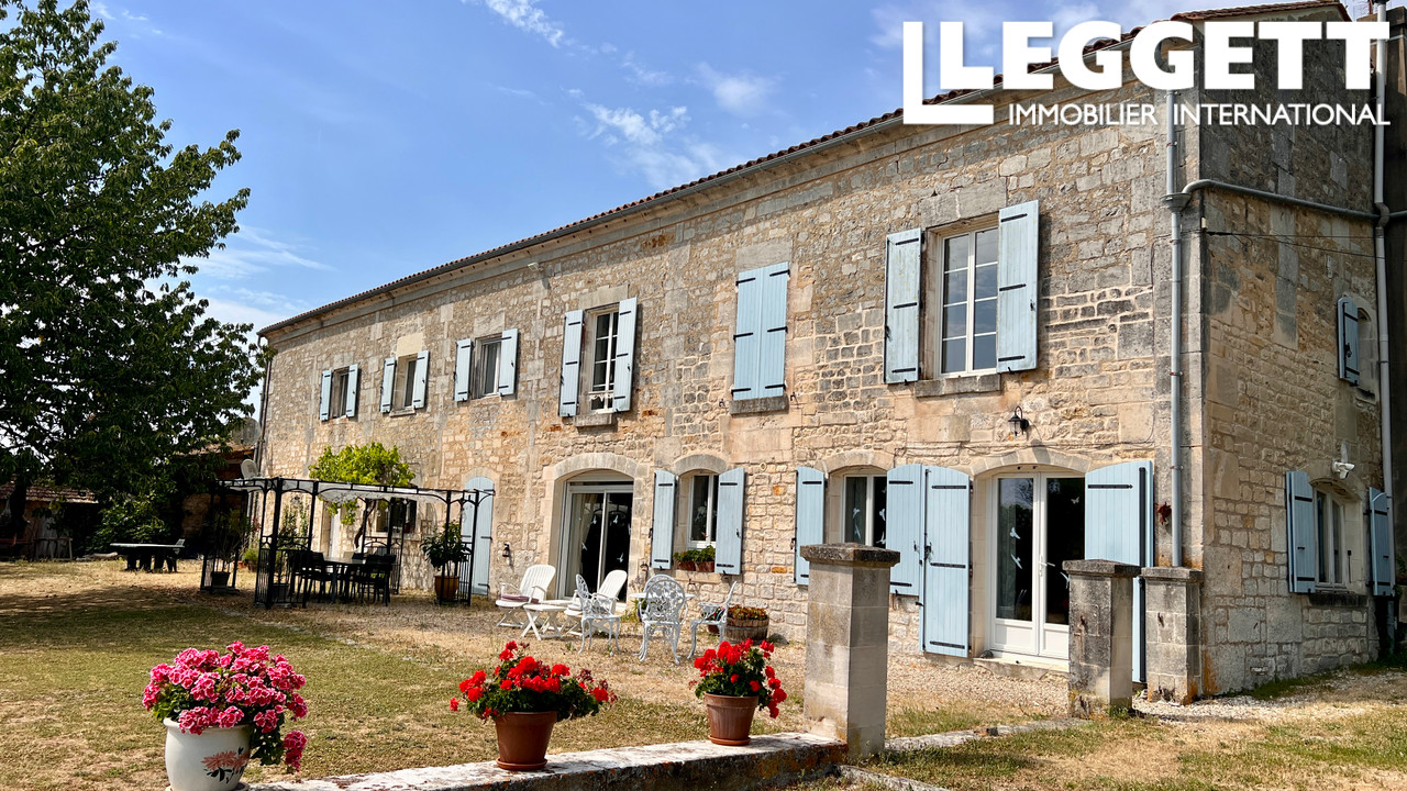 Maison 6 pièces 318 m² · à Triac-Lautrait · 318 m² · 397 500 €