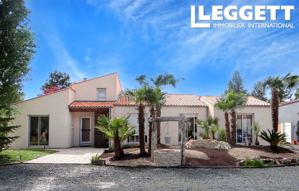 Maison 7 pièces 212 m² · à Courçon · 212 m² · 397 000 €