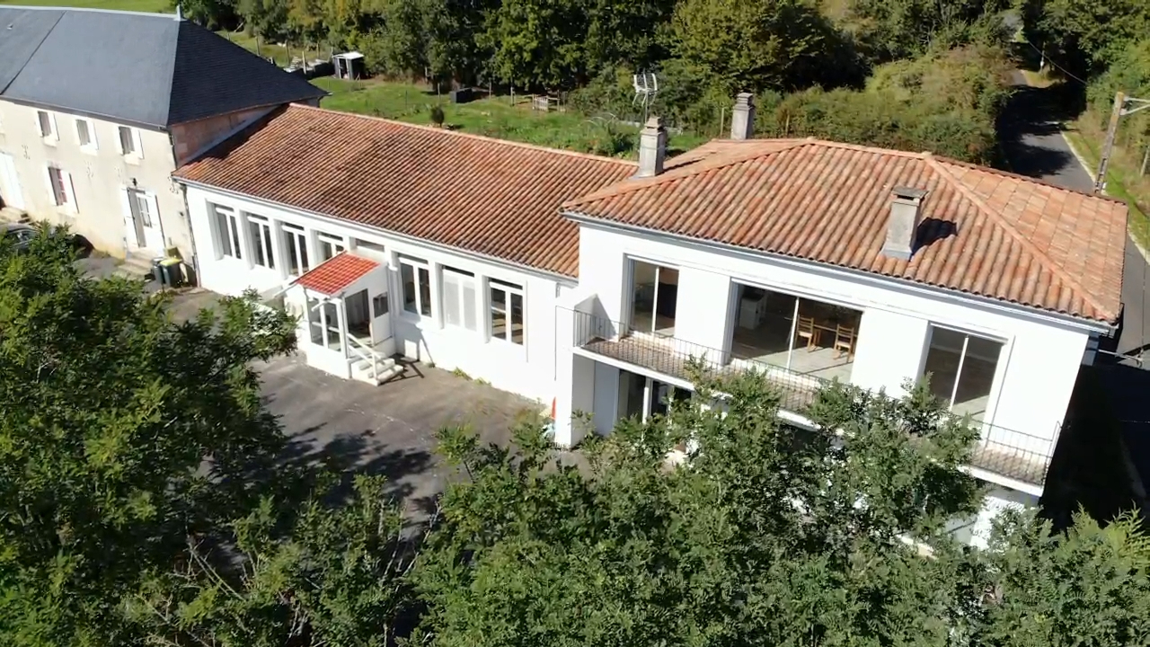 Maison 10 pièces 205 m² · à Genouille · 205 m² · 169 000 €