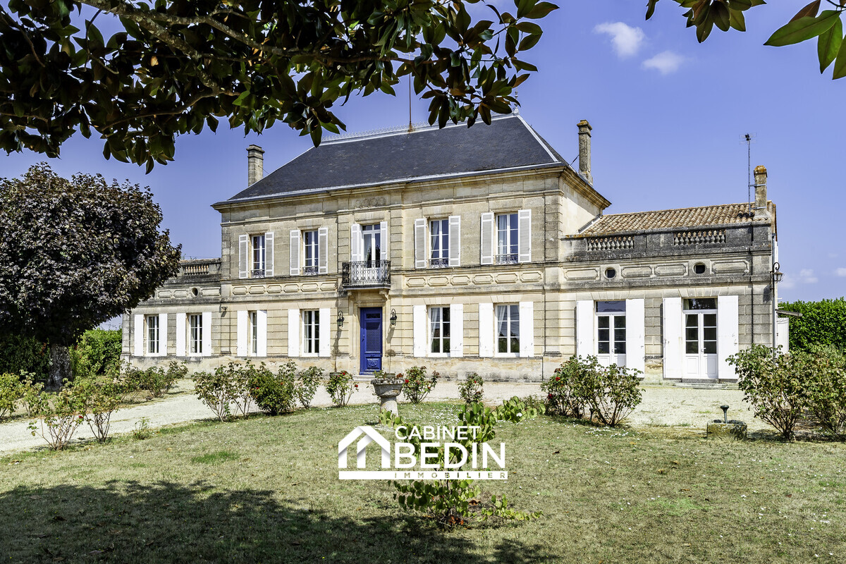 Maison 11 pièces 360 m² · à Tauriac · 360 m² · 761 000 €