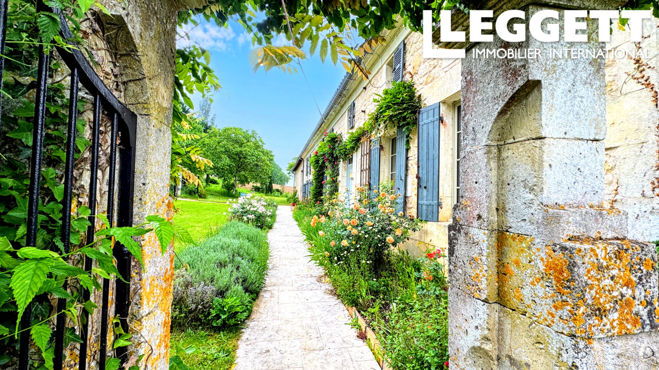 Maison 9 pièces 230 m² · à Neuvicq · 230 m² · 392 200 €