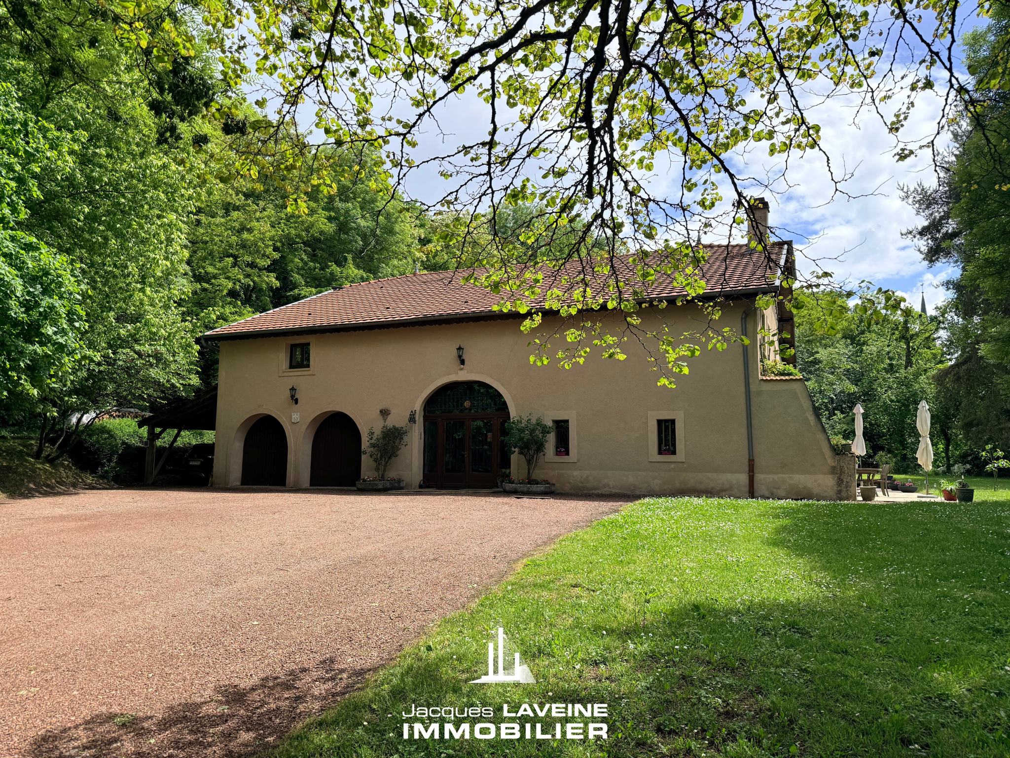 Maison 9 pièces 306 m² · à Courcelles Chaussy · 306 m² · 745 000 €