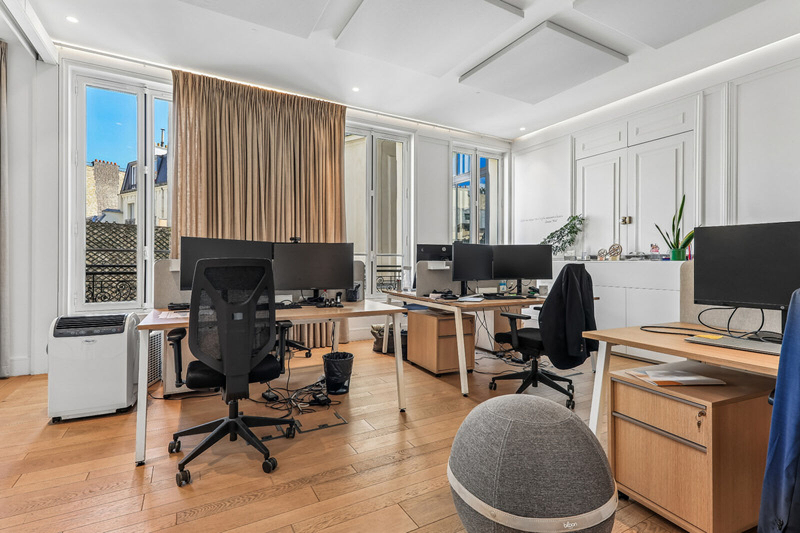 Local commercial 205 m² · à Paris 08e Arrondissement · 205 m² · 74 €/mois