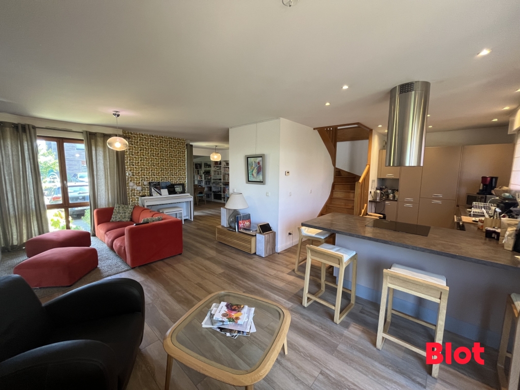 Maison 5 pièces 142 m² · à Chartres-de-Bretagne · 142 m² · 354 000 €