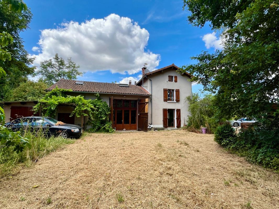 Maison 8 pièces 236 m² · à Peyrilhac · 236 m² · 244 000 €