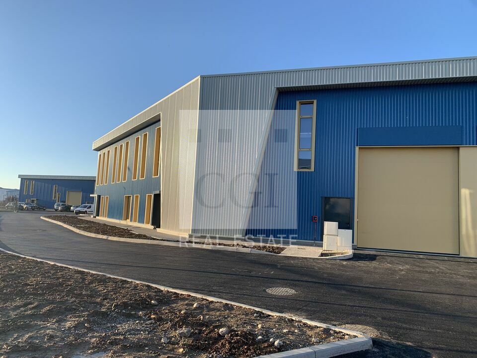 Local commercial 407 m² · à Saint-Bonnet-de-Mure · 407 m² · 3 343 €/mois