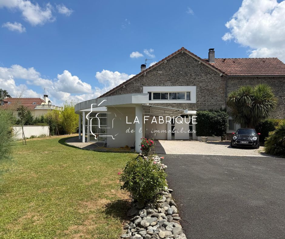Maison 8 pièces 273 m² · à Gelos · 273 m² · 720 000 €