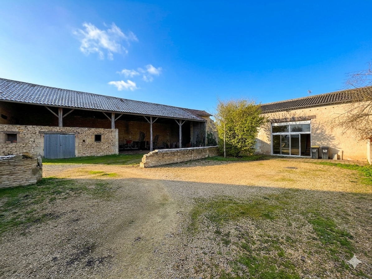 Maison 9 pièces 240 m² · à Cuhon · 240 m² · 245 000 €