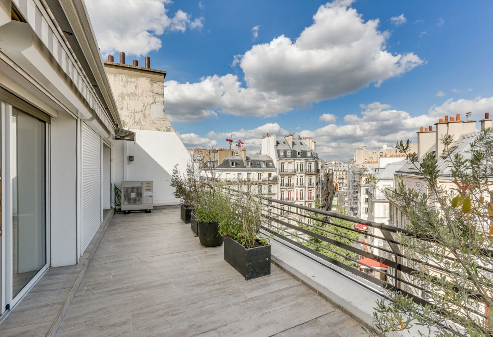 Local commercial 915 m² · à Paris 08e Arrondissement · 915 m² · 59 €/mois