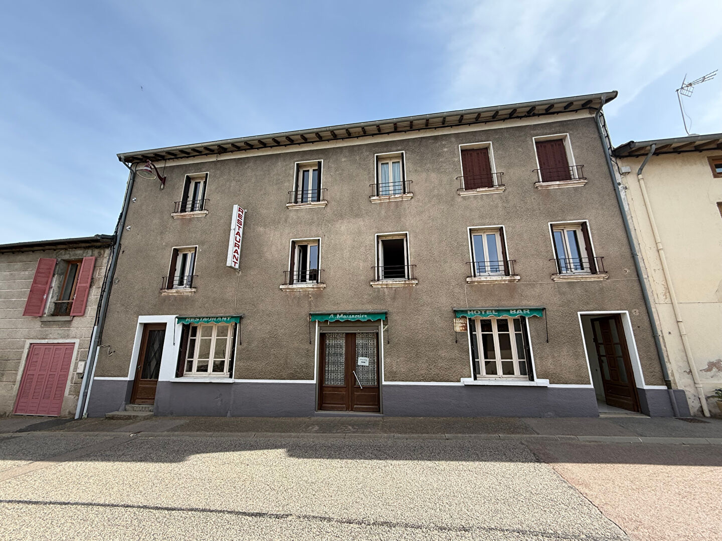 Maison 12 pièces 370 m² · à La Tuiliere · 370 m² · 119 000 €