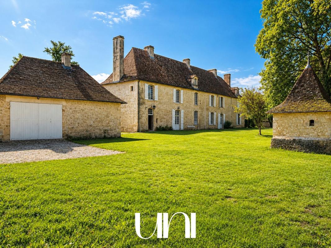 Maison 9 pièces 375 m² · à Morteaux-Coulibœuf · 375 m² · 695 000 €