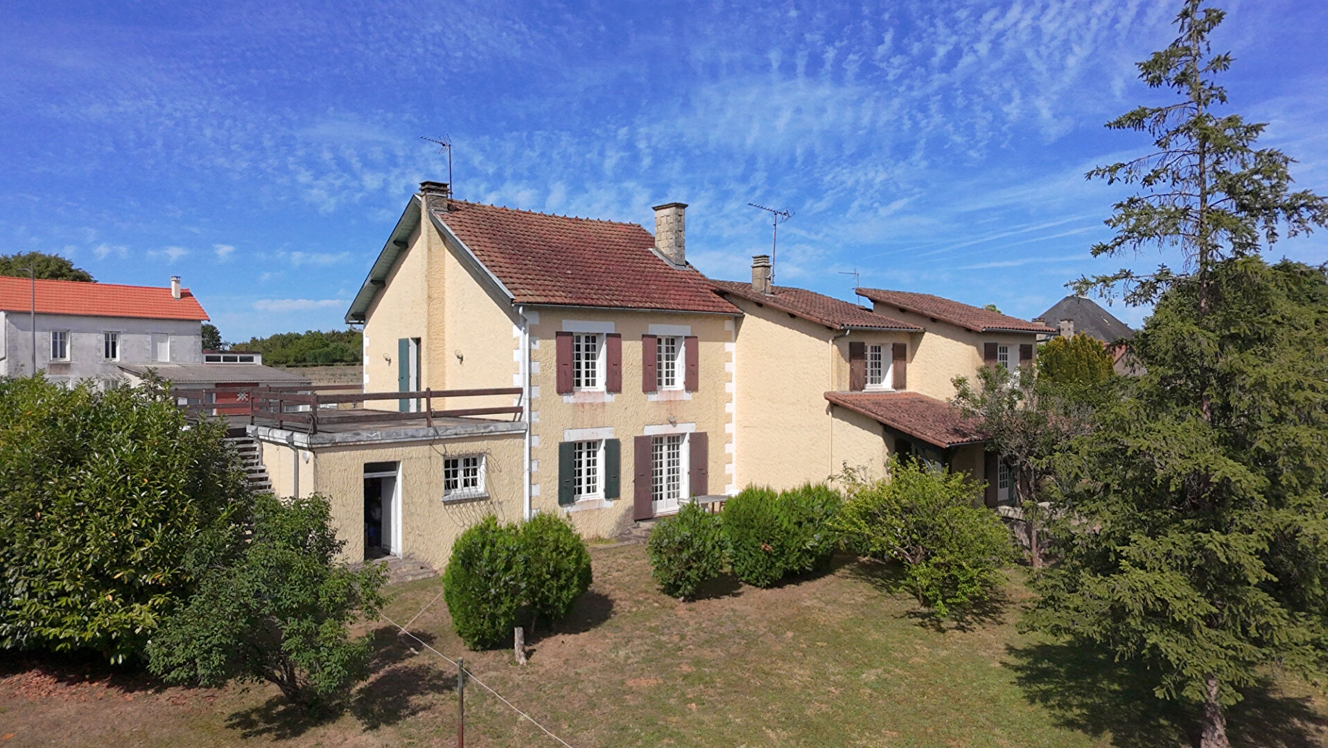 Maison 8 pièces 277 m² · à St Pierre D Exideuil · 277 m² · 150 000 €
