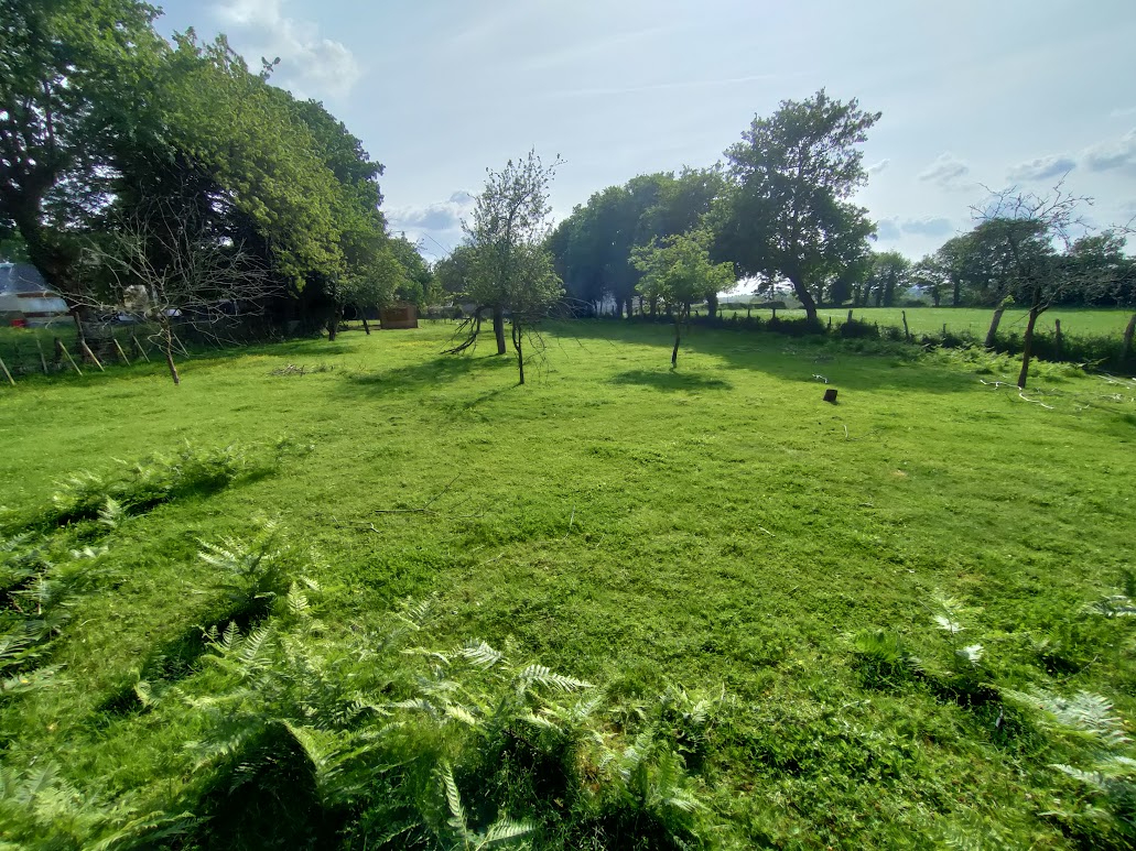 Terrain 1100 m² · à Loyat · 1 100 m² · 28 000 €