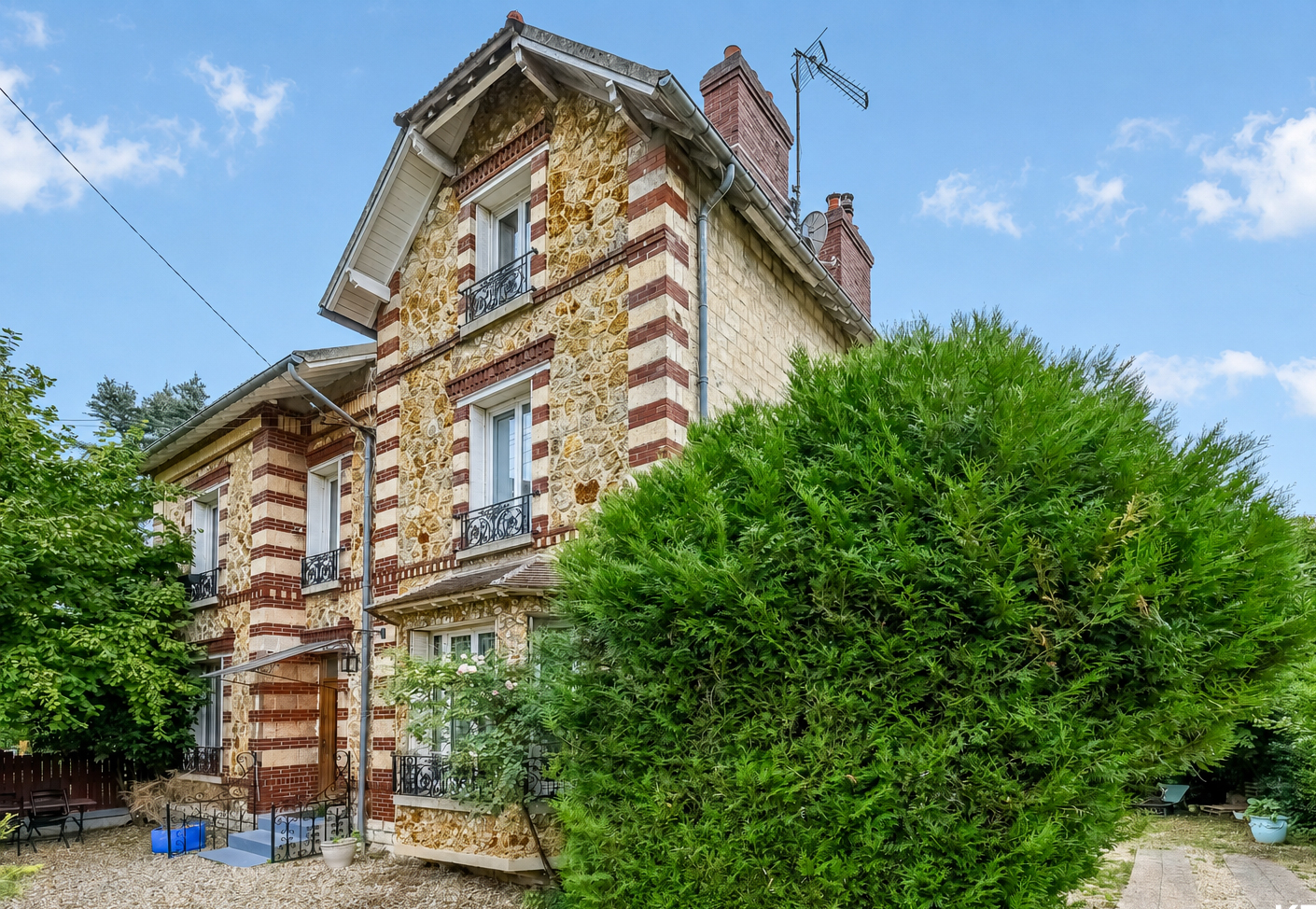 Maison 8 pièces 157 m² · à Champagne sur Oise · 157 m² · 460 000 €
