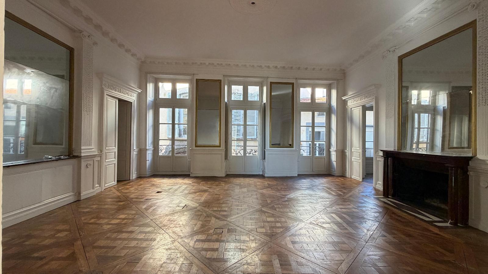 Appartement 7 pièces 247 m² · à Clermont Ferrand · 247 m² · 1 970 €/mois
