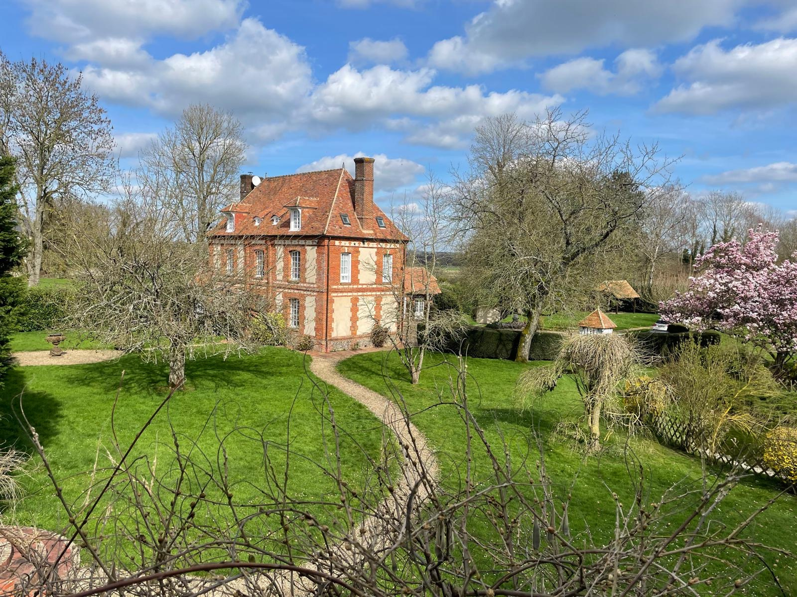 Maison 7 pièces 247 m² · à Neuf Marche · 247 m² · 695 000 €