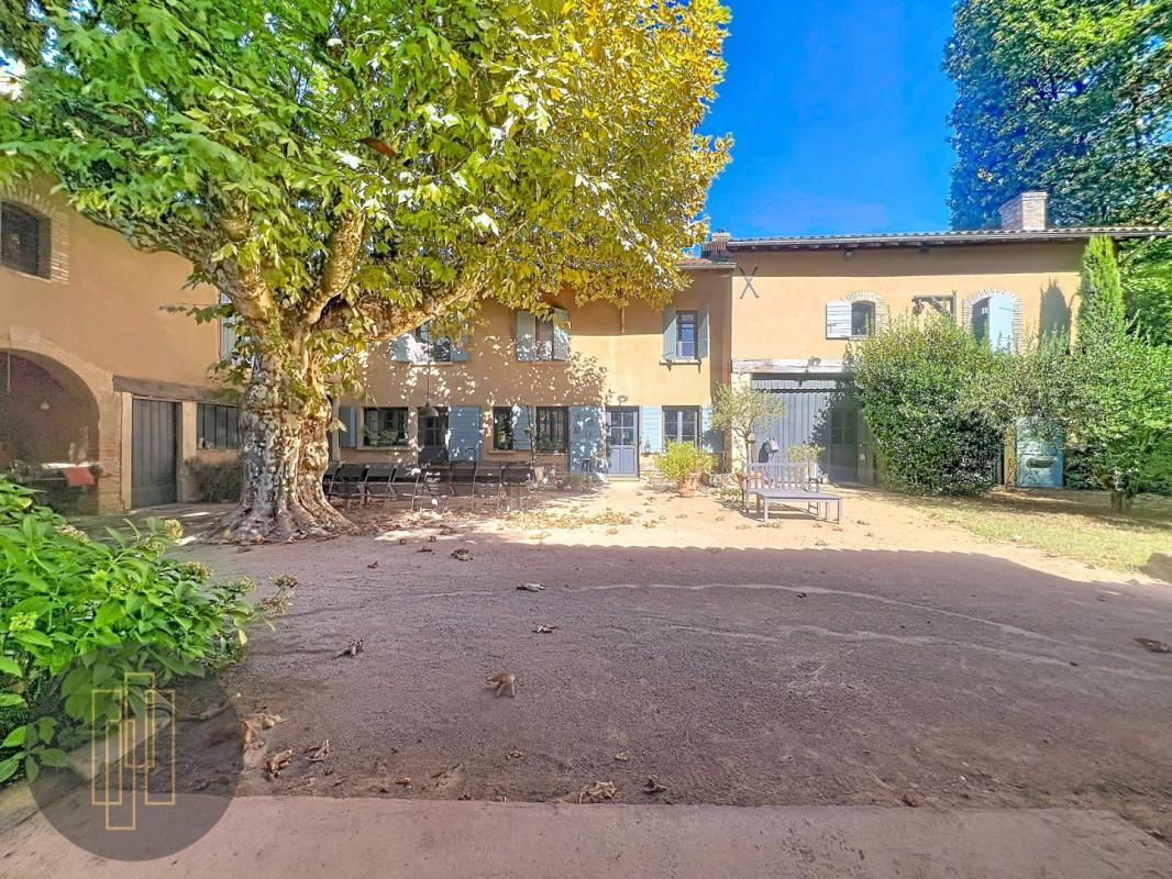 Maison 11 pièces 320 m² · à Ste Euphemie · 320 m² · 790 000 €
