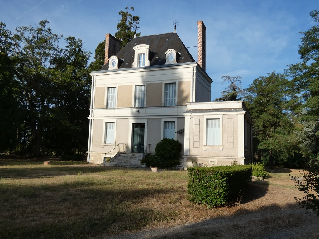 Maison 13 pièces 638 m² · à Villeloin Coulange · 638 m² · 832 000 €
