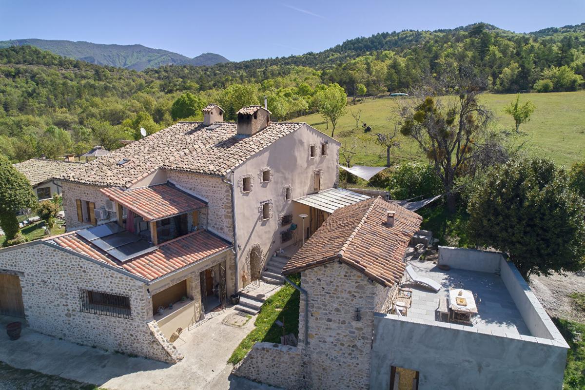 Maison 9 pièces 255 m² · à Thoard · 255 m² · 999 000 €