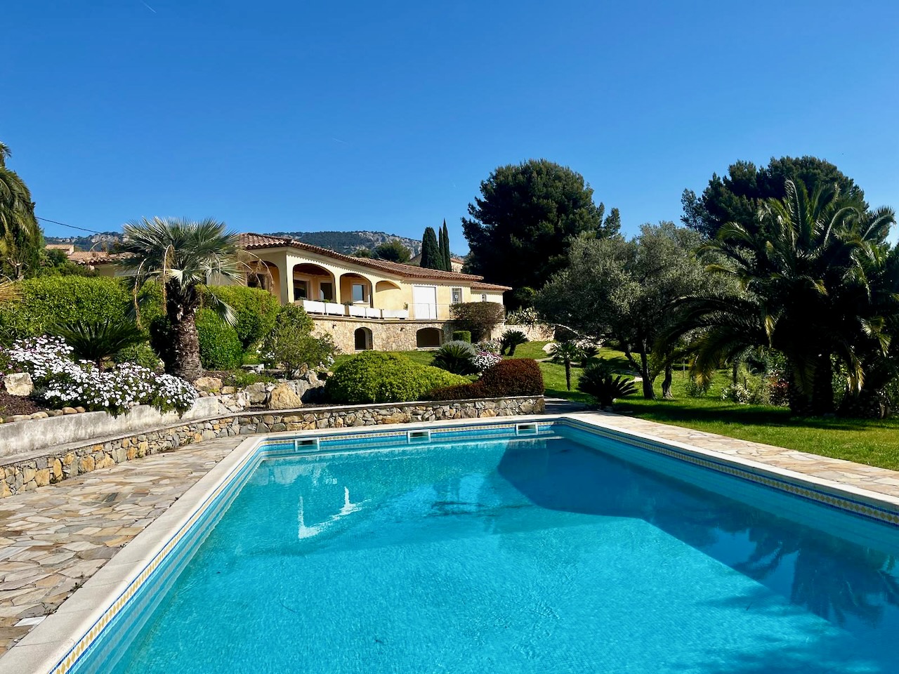 Maison 6 pièces 240 m² · à Ollioules · 240 m² · 1 135 000 €