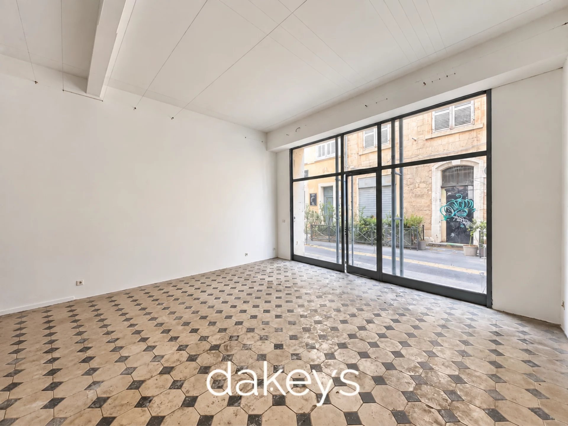 Local commercial 157 m² · à Marseille 01 · 157 m² · 2 200 €/mois
