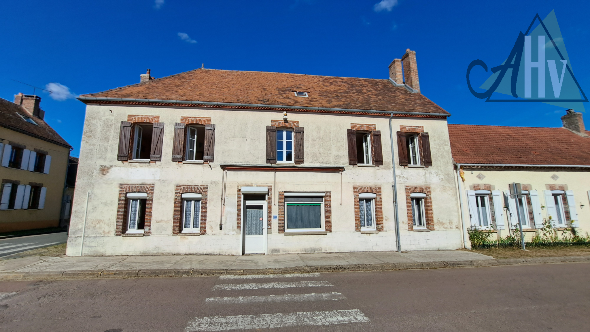 Maison 11 pièces 283 m² · à Thorigny sur Oreuse · 283 m² · 135 000 €